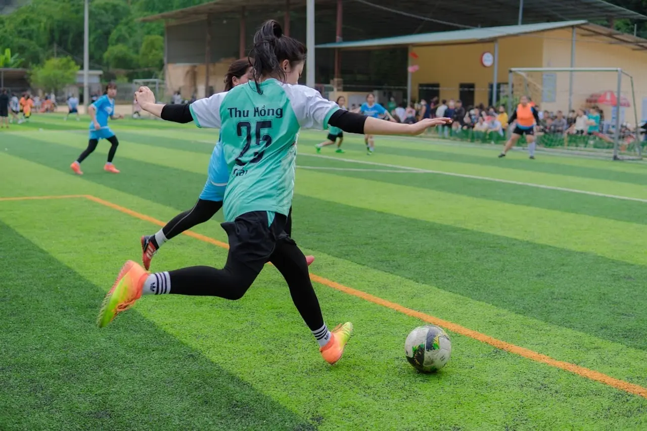 I liga, runde 12: Sene afgørelser, straffespark, selvmål og et rødt kort – vi samler hele weekenden