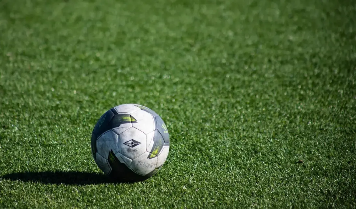 I Liga 2025/26 – Runde 22: Sene udligninger, røde kort og klare sejre i en tætspillet weekend