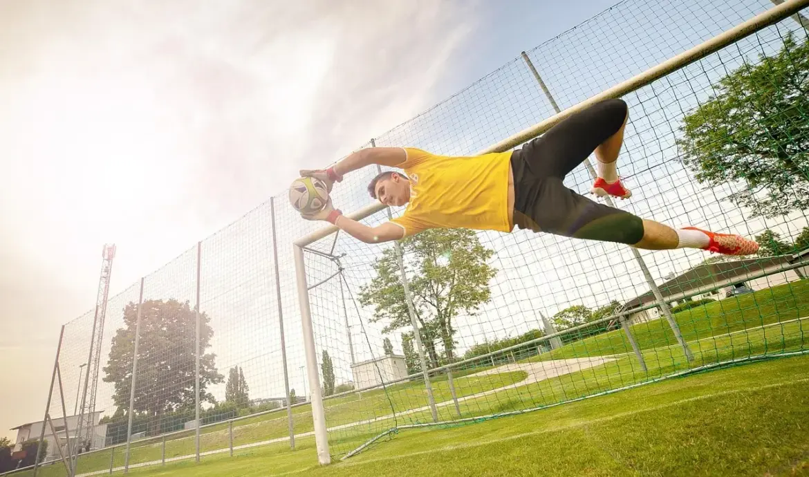 I Liga 25/26, runde 27: Smalle sejre, sene udligninger og femmålsførste halvleg i Kraków