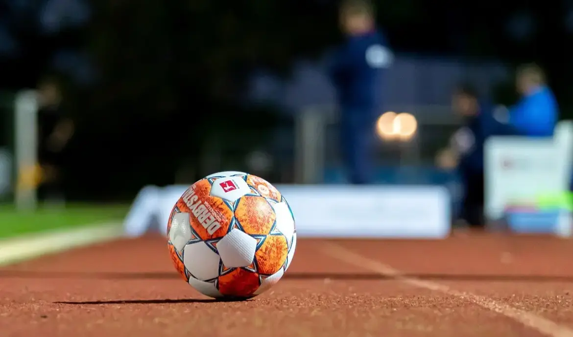 I Liga runde 26: Målrige opgør, VAR-annullering, straffespark og flere røde kort i en tætspillet weekend