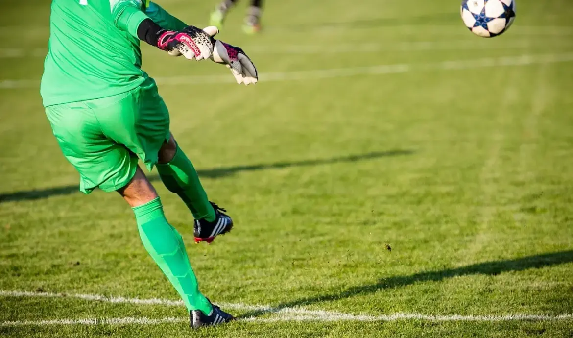 I Liga runde 33: Skarpe afslutninger, straffesparksmomenter og markante udebanesejre