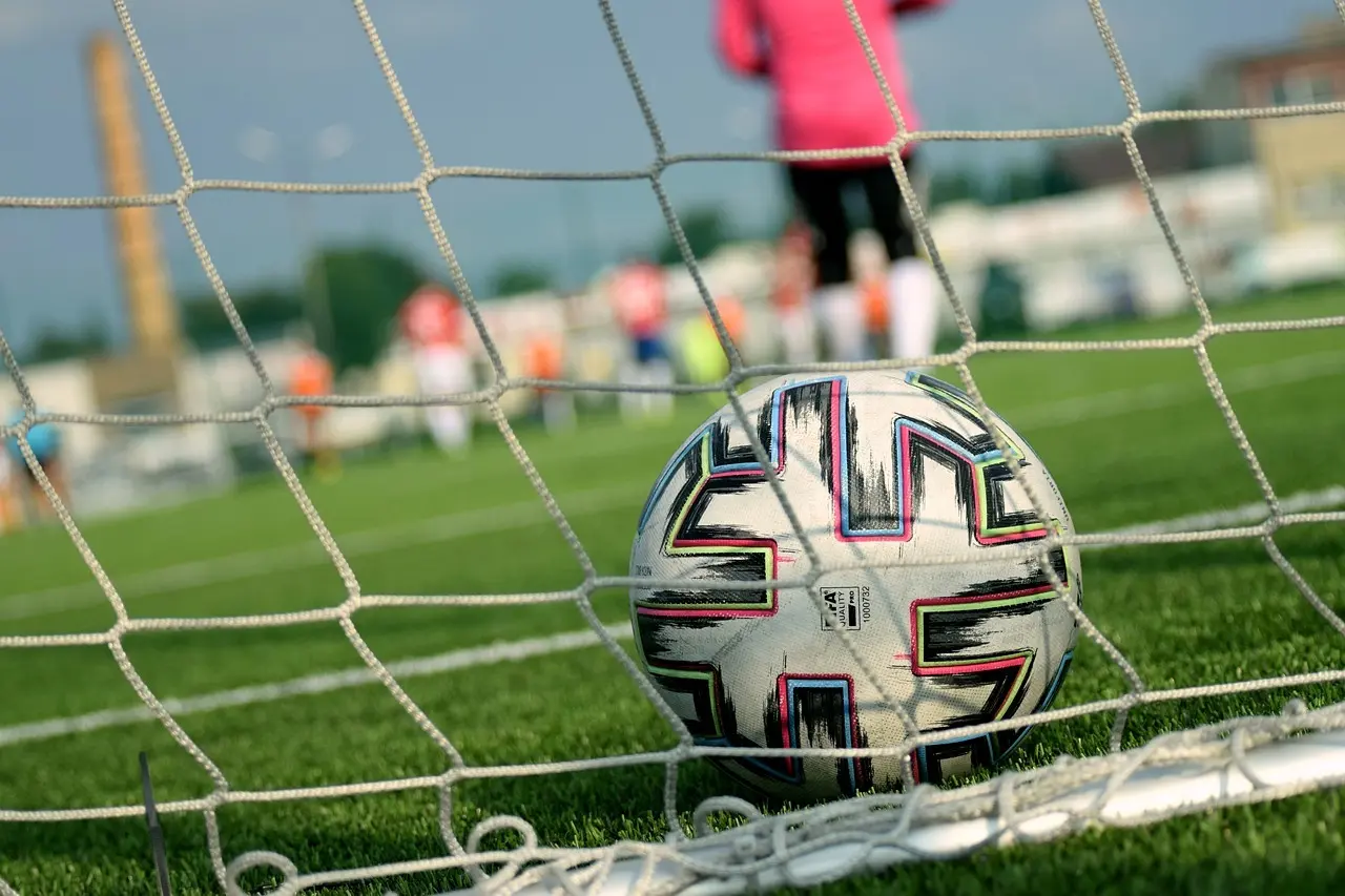 II Liga East runde 10: Skarpe afslutninger, sene scoringer og klare udesejre