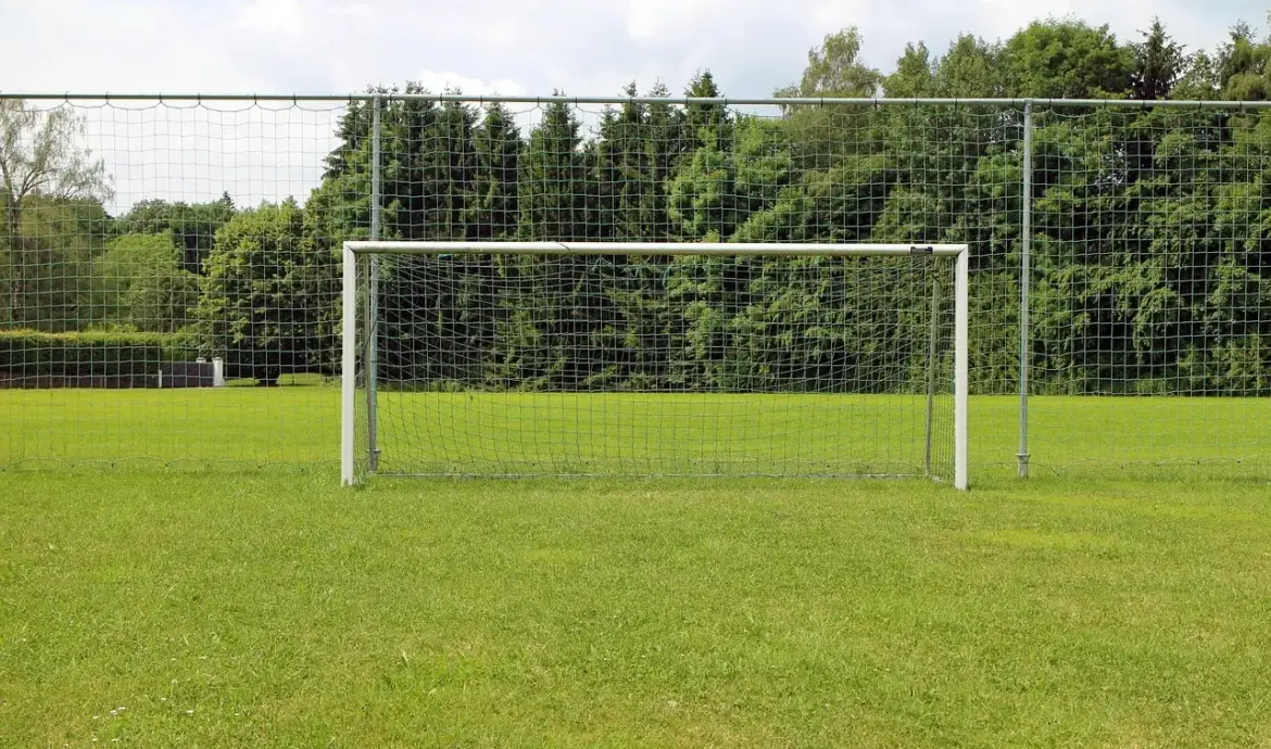 Runde 4 i Ekstraklasa: Sene afgørelser, VAR-indgreb og målrige opgør – polskfodbold.dk giver dig det fulde overblik